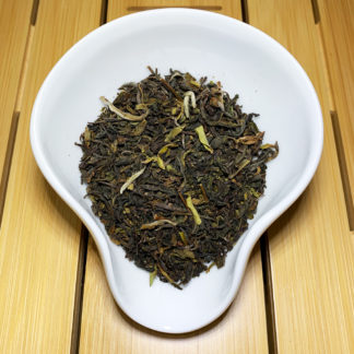 Schwarztee Darjeeling Maharani Hills in Präsentationsschale
