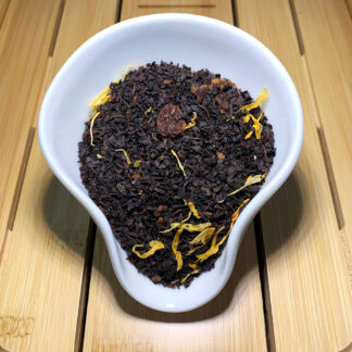 Roter Weinbergpfirsich Schwarzer Tee mit Weinbeeren und Pfirsichstücken